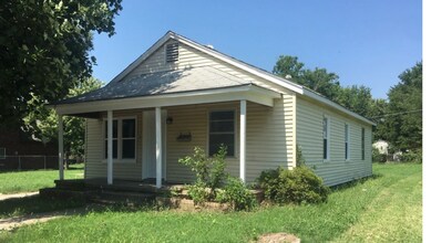 Building Photo - 3 BED/ 1 BATH IN UP AND COMING NEIGHBORHOOD