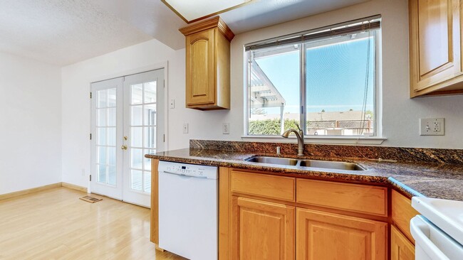 Building Photo - 4 Bedroom 2 Full Bathroom Single Family Ho...
