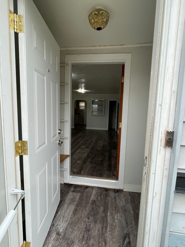 Building Photo - 2 Bedroom, 1 Bath Upstairs Unit for Rent