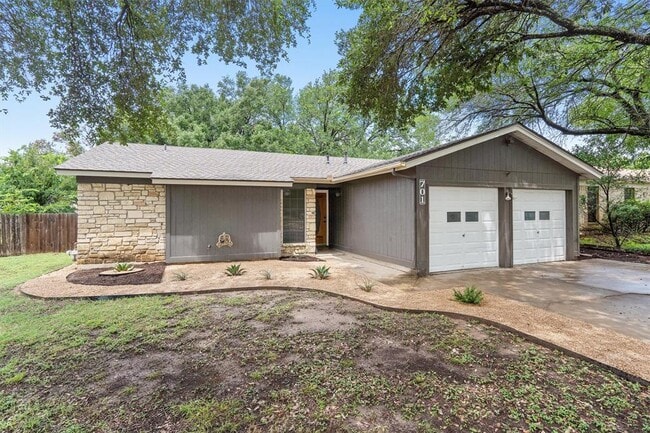 Building Photo - 701 Riverwood Dr