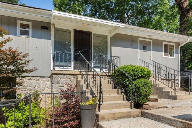 Building Photo - 2132 Fairway Cir NE