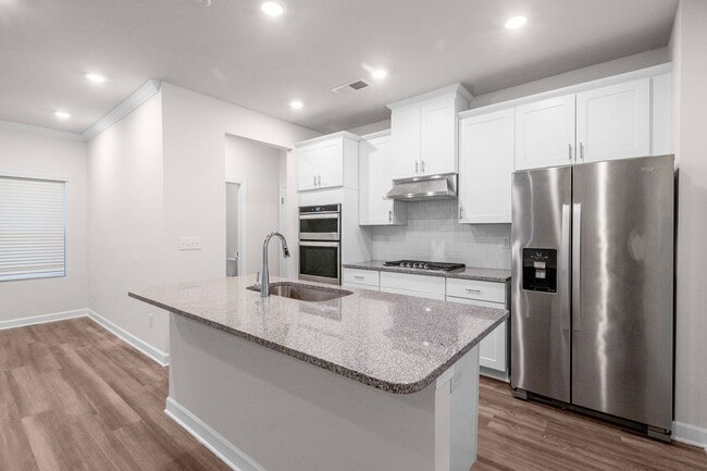 Building Photo - Beautiful and Spacious Home in the Heart of Pineville!