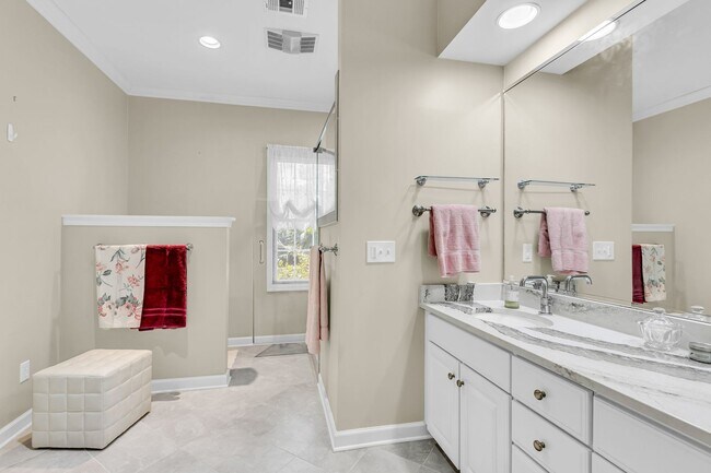 Building Photo - Welcome to the Desirable Landings on Skidaway Island - MIN 6 Month Lease - Fully Furnished