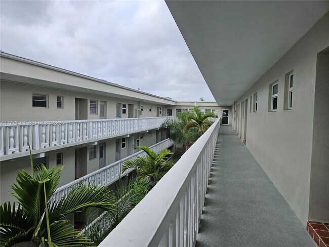 Building Photo - 330 SE 2nd St