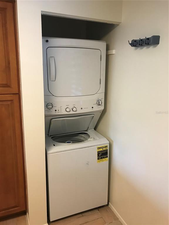 Building Photo - 452 Palm Tree Dr