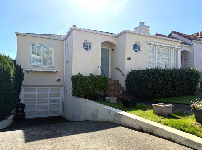 Building Photo - UPDATED BRIGHT 2000sf 4BR/2BA Monterey Hei...