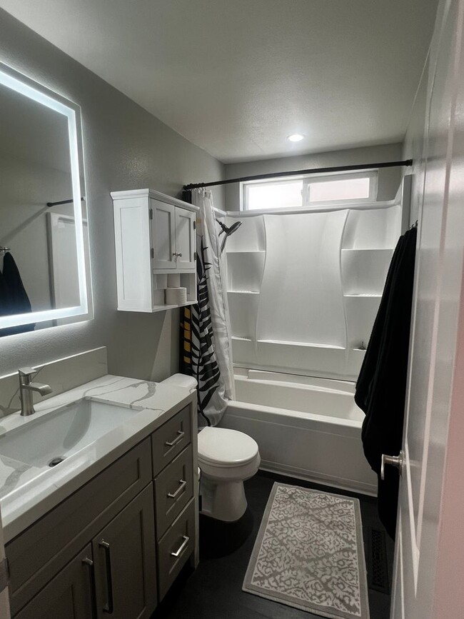 Building Photo - Modern 3 Bed / 2 Bath End Unit Home for Re...