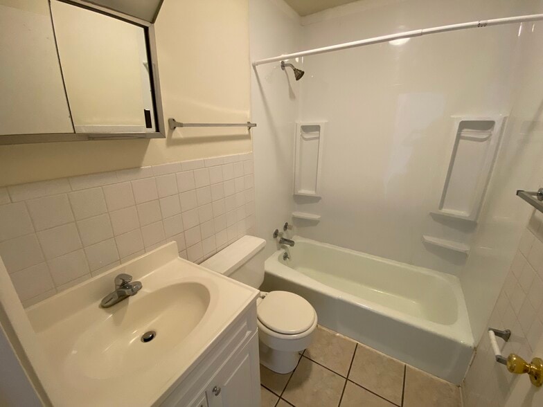 Building Photo - 211 S Pfeffer Rd