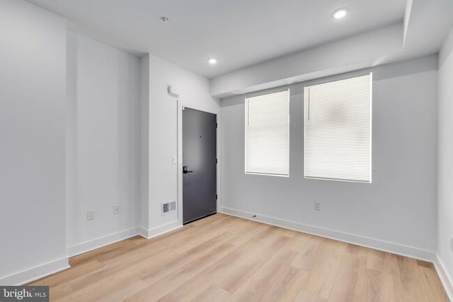 Building Photo - 1221 W Lehigh Ave