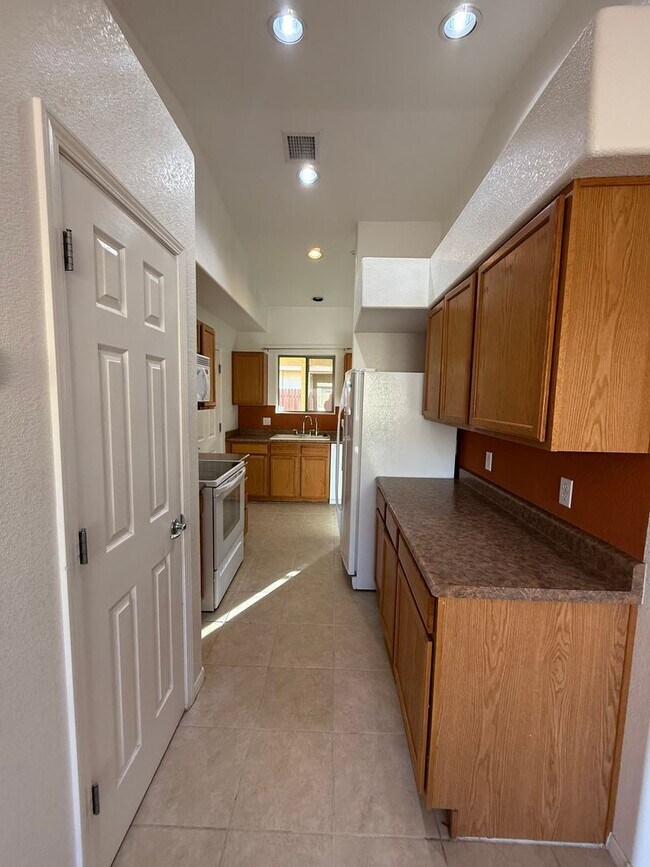 Building Photo - 751 Skyview Ln