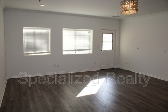 Building Photo - 1827 1/2 Hill Drive