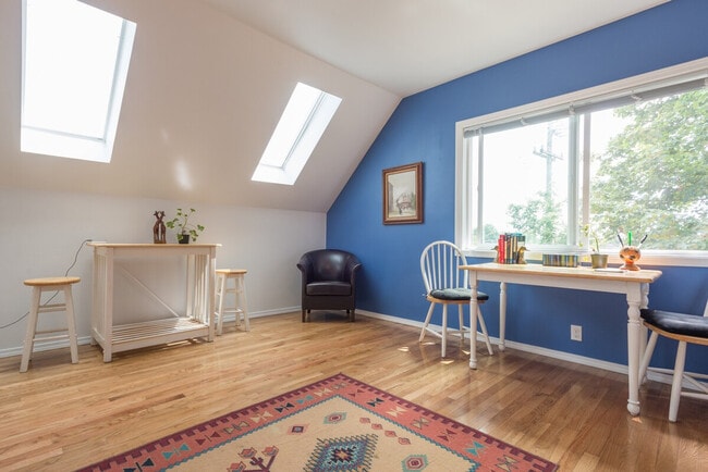 Building Photo - 900 21st Ave