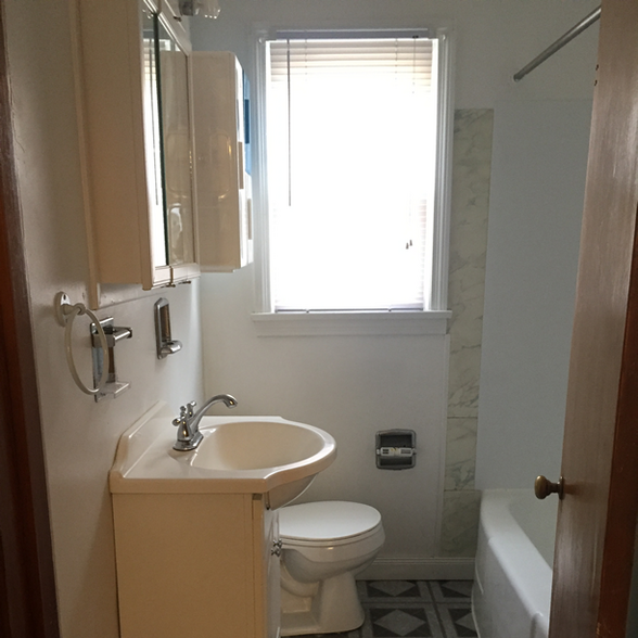 bath - 713 Brady Ave