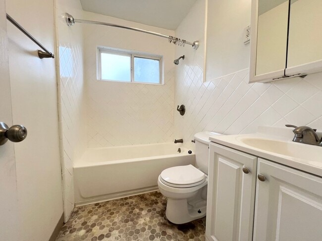 Building Photo - Bright 2 bed 1 bath in Pacific Beach
