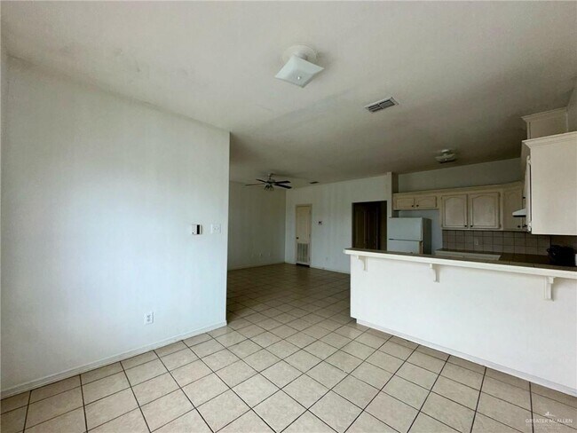 Building Photo - 3200 Hill Crest Dr