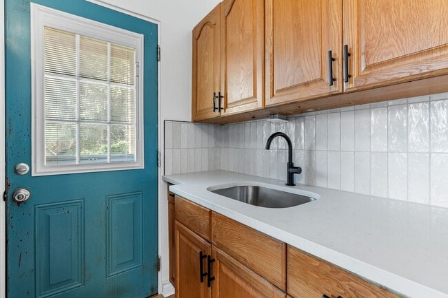 Building Photo - 2 Bed 1 Bath House