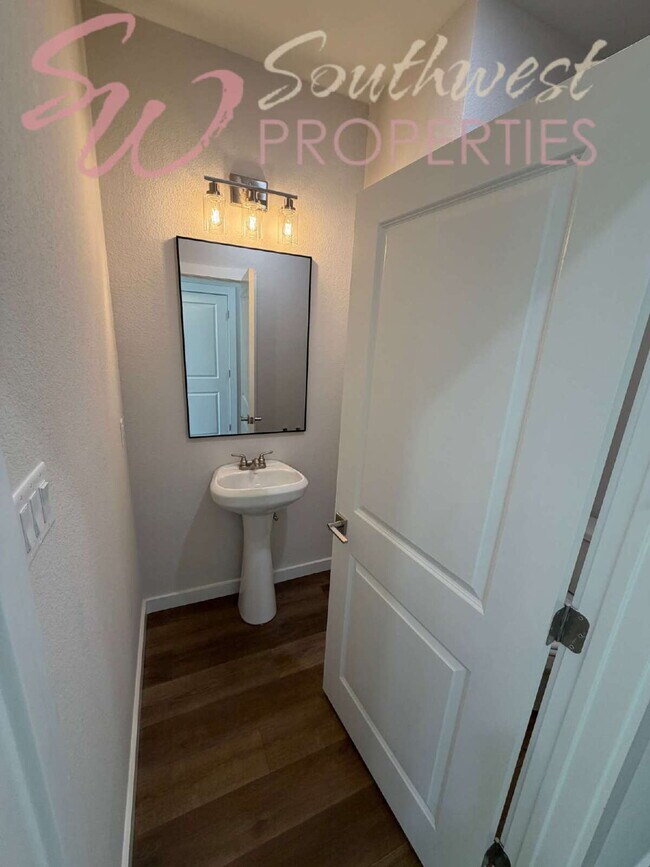 Building Photo - FOUR bedroom townhouse. Off campus living with easy, close to campus style!