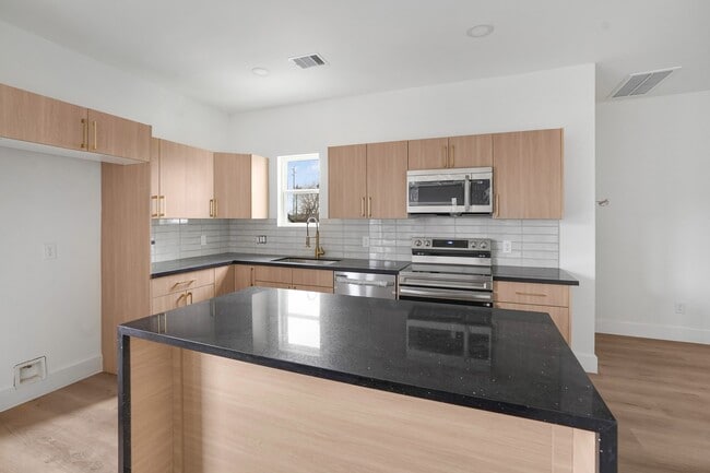 Building Photo - 2419 Rosewood St