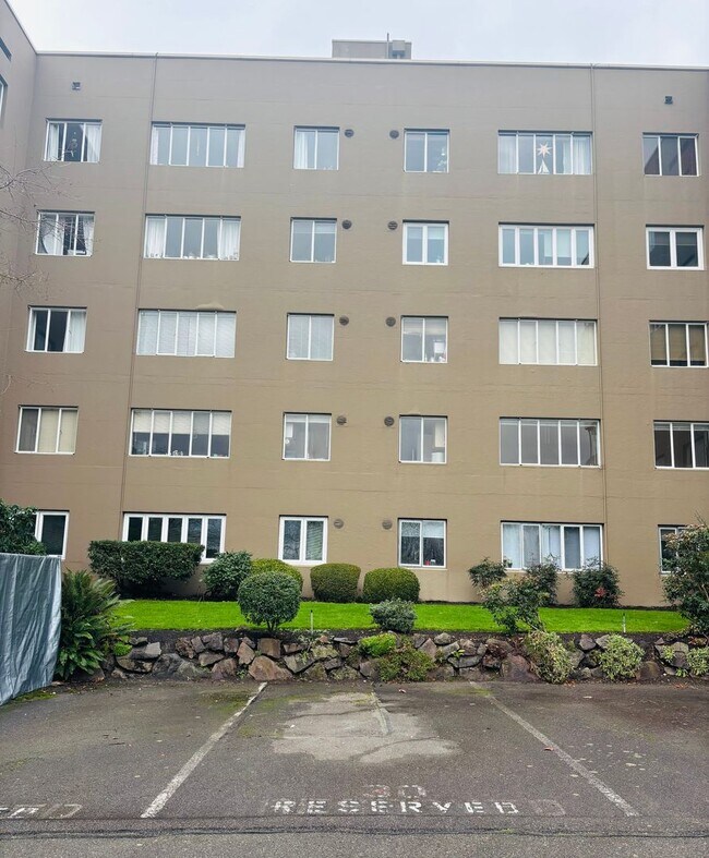 Building Photo - 1800 Taylor Ave N