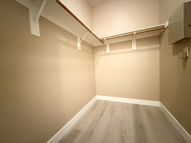 Building Photo - Gated condo boasts 2 bedrooms and 2 bathrooms