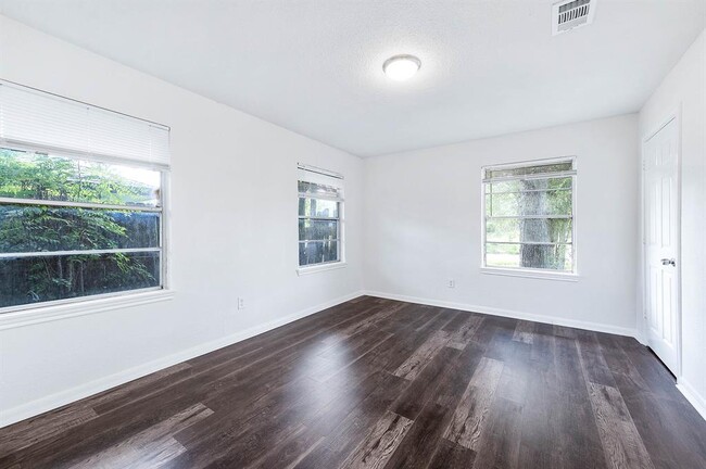 Building Photo - 5711 Lyndhurst Dr