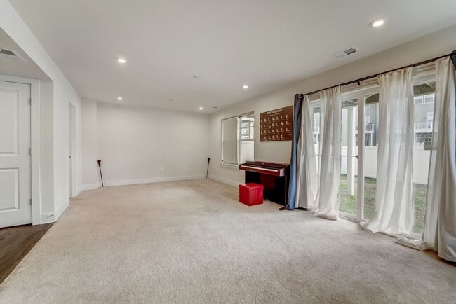 Building Photo - Luxurious 3 BR/2 Full BA & 2 Half BA EOG T...