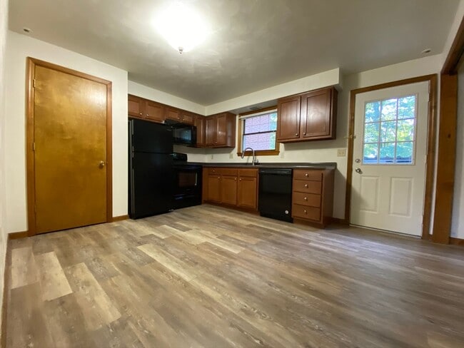 Building Photo - Lovely 2 Bedroom Townhouse with Private Patio, Off-Street Parking & MORE! Call Today!!