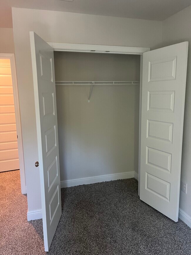Building Photo - 1020 McLaren Cir