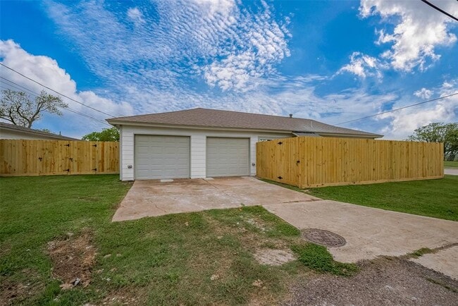 Building Photo - 1750 Lynn Ln