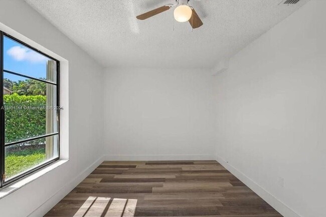 Building Photo - 2512 SW 113th Ct