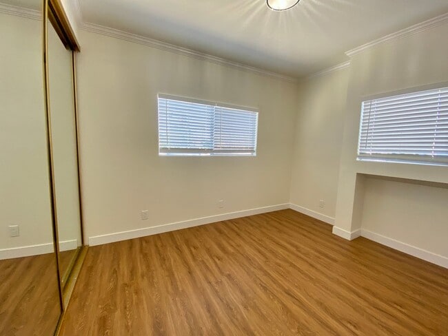Building Photo - Upstairs 2BD Apartment Home! Great PB Location! Garage! AC!