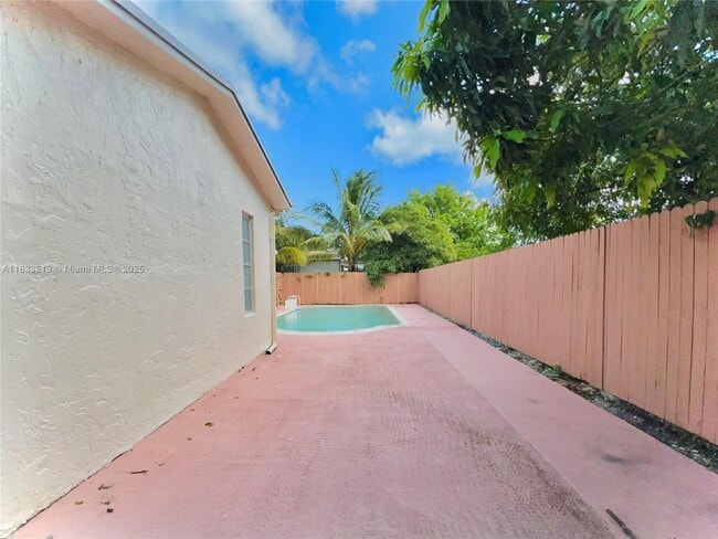 Building Photo - 4971 SW 7th Ct