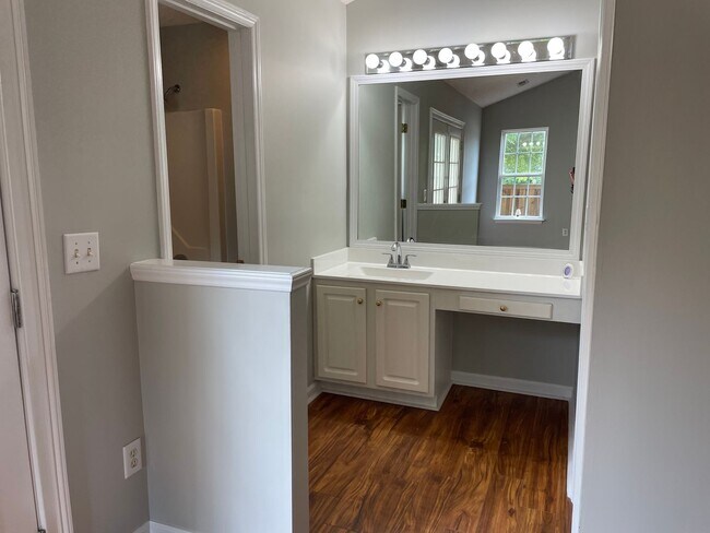 Building Photo - 3 bedroom/2 bathroom home with one-car gar...