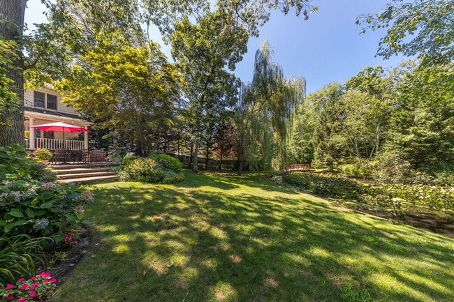 Building Photo - 2424 Lakeside Dr