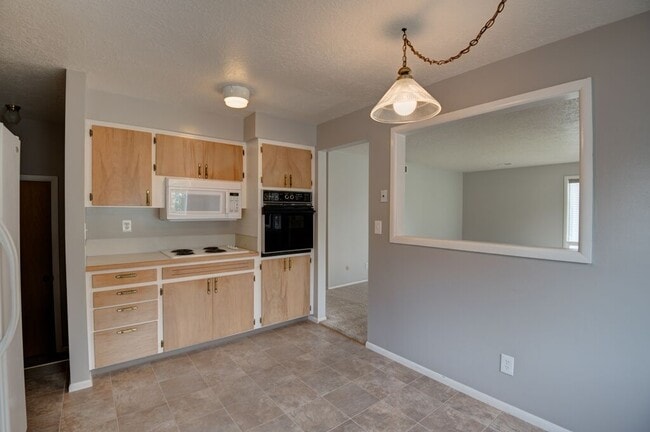 Building Photo - 4 Bedroom 2 Bathroom Located on the Boise Bench (Available for a 6 month lease).