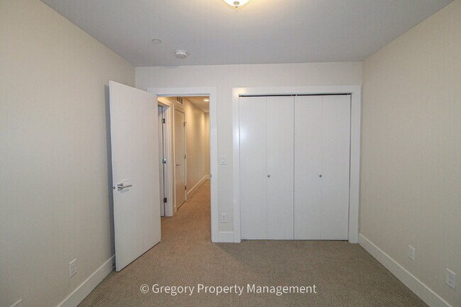 Building Photo - Newer Luxury 4 Bed 3 Bath 2 Car Garage Townhouse in Desirable Downtown Bothell Location. Walk to ...