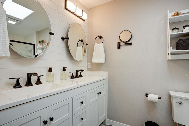 Master Bath - 1086 NE Locksley Dr