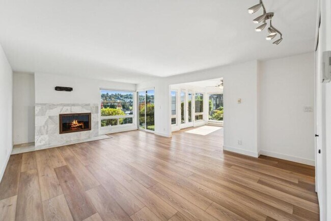 Building Photo - 2 bedroom in Seattle WA 98199