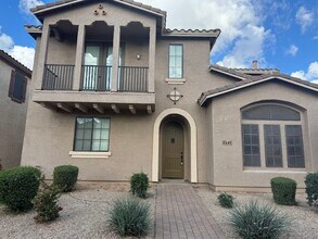 Building Photo - Gated Phoenix Gem with Community Pool and Spacious Kitchen