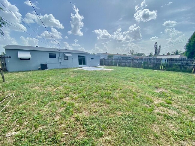 Building Photo - 2021 Wellington Rd