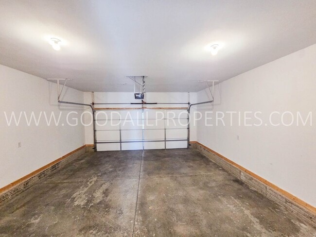 Building Photo - 4-Bedroom, 3.5-Bath Home with Walkout Finished Basement in Norwalk