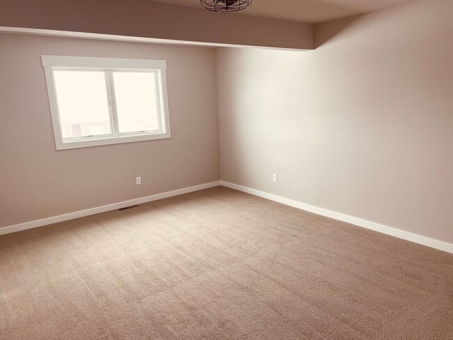 Building Photo - 3 Bd / 2.5 Bath
