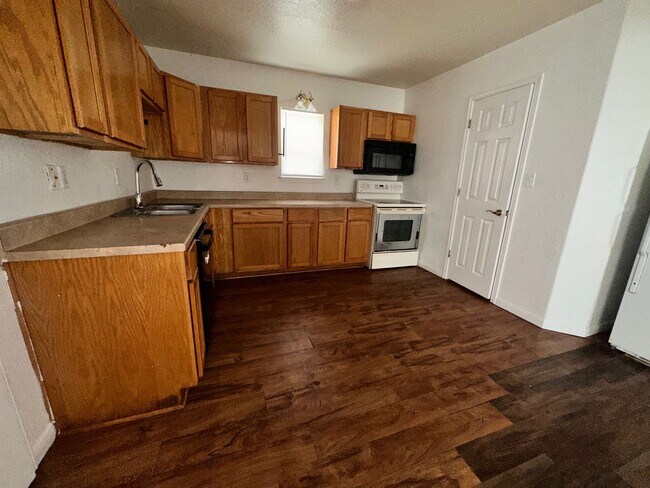 Building Photo - Conveniently located- Water and Trash Included