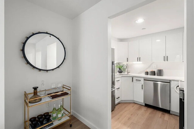 Building Photo - Sunny large 1 bedroom 1 bath condo