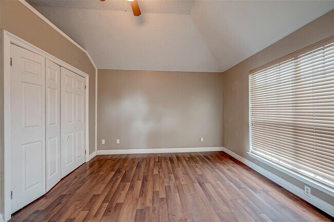 Building Photo - 2026 Sandy Knoll Dr