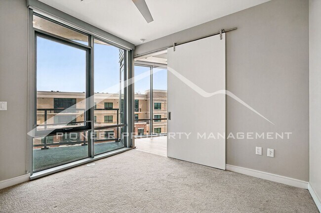 Building Photo - Modern Condo with Washer/Dryer and Central AC