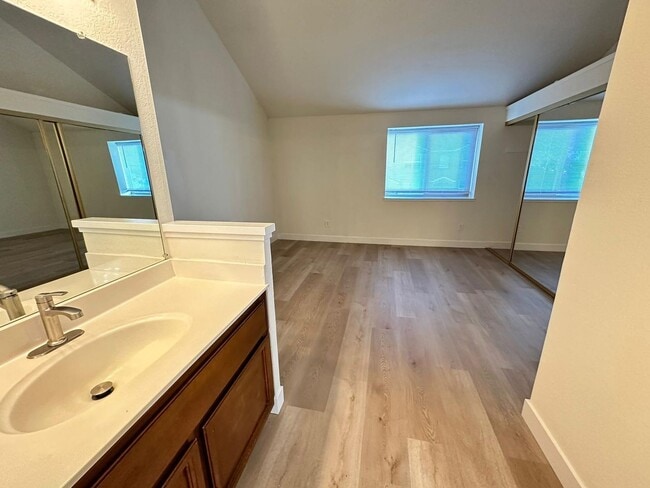 Building Photo - Cozy Beautiful Townhouse for Rent