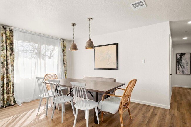 Building Photo - 1611 W Mesa Park Dr