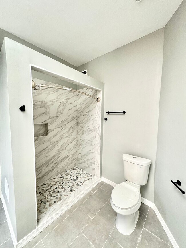 Building Photo - renovated 4 bedroom and 2 bathroom townhouse