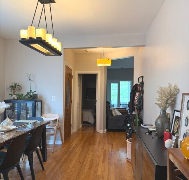 Building Photo - 3039 W Wilson Ave